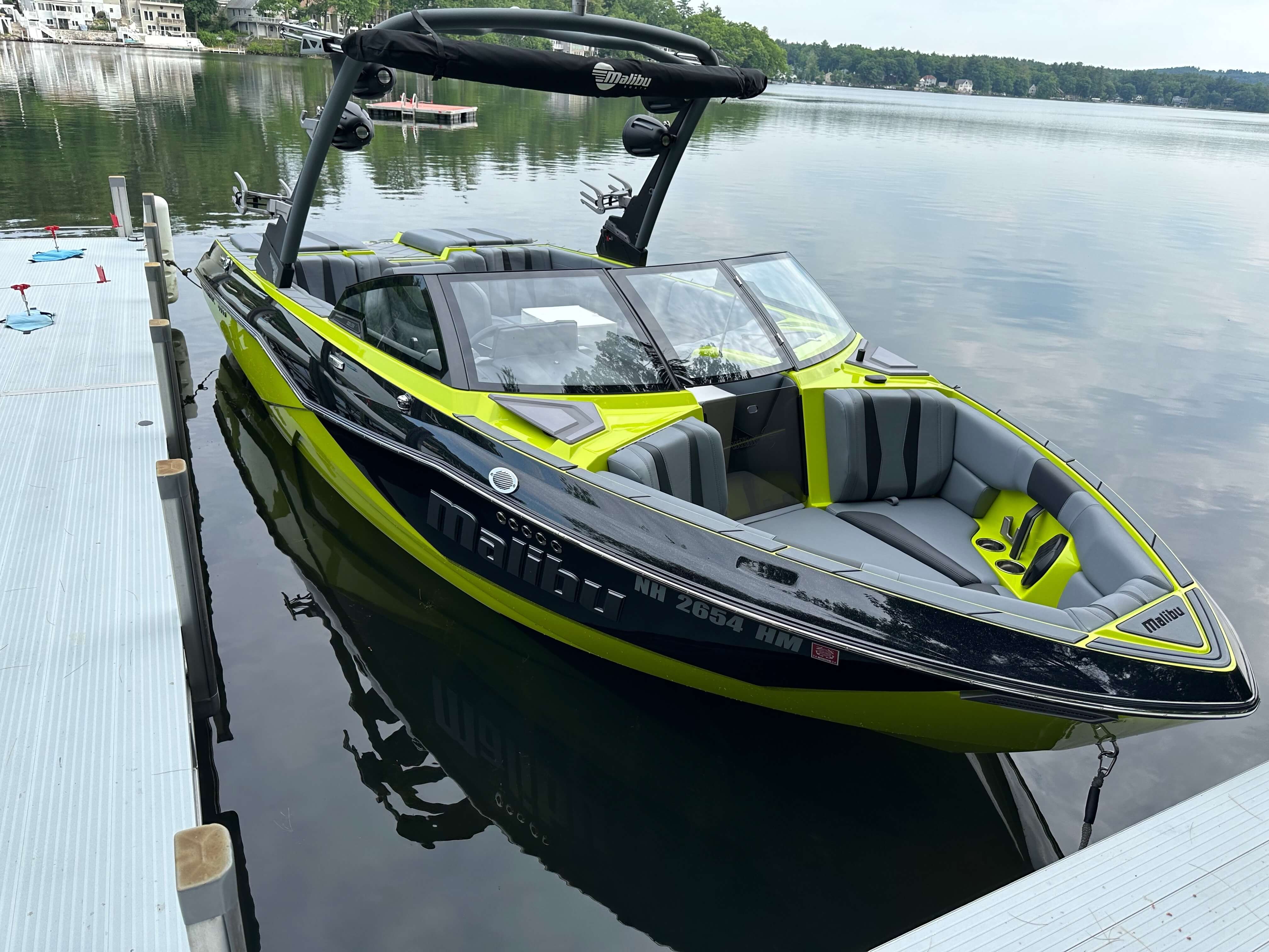 2023 Malibu 22 LSV with only 32 hours Icon